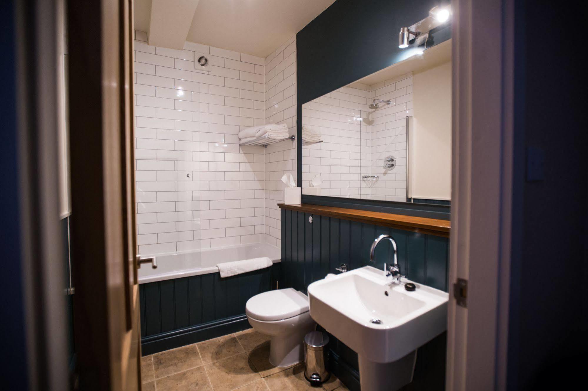 The Blue Boar Hotel Witney Ngoại thất bức ảnh